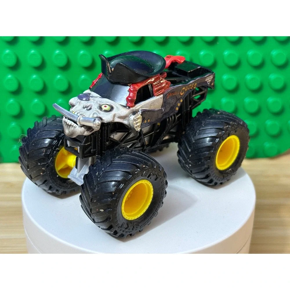 Monster Jam Pirates Curse Monster Truck Diecast Skull Pirate Hat 1:64 81206UFT